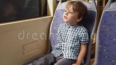 小男孩乘公共交通工具